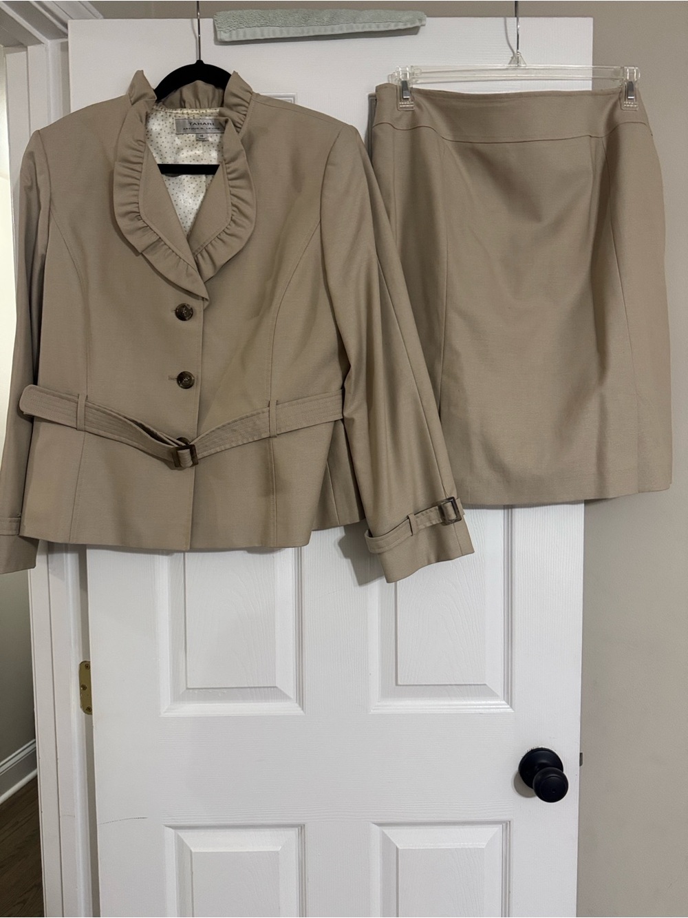 Tahari Arthur S Levine Classic Women's Beige Ruffled Collar Blazer & Skirt Set